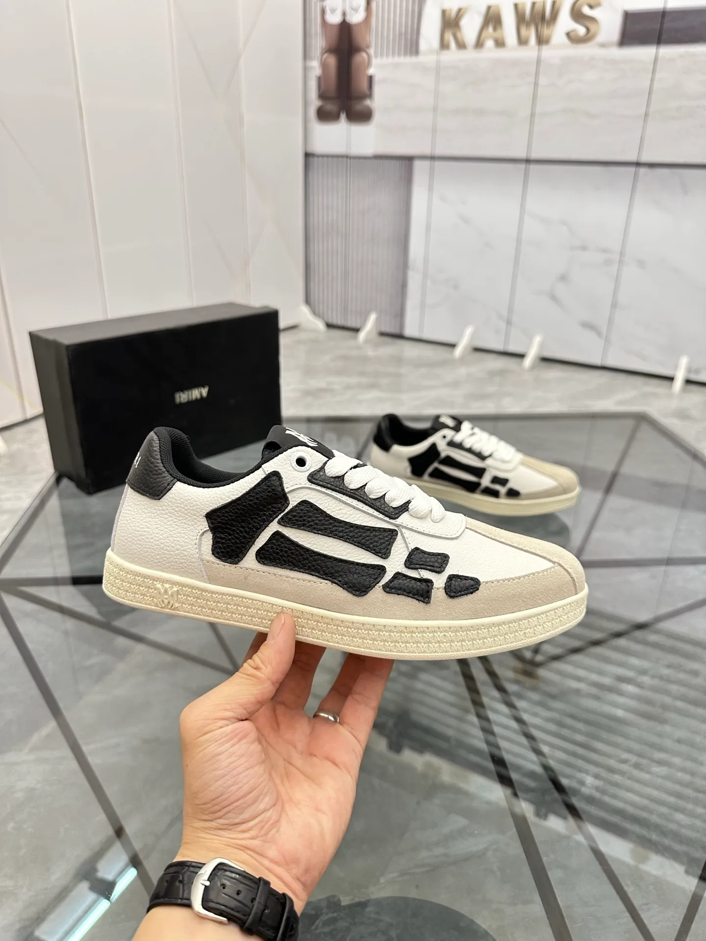 Men's shoes: 💰P420¥ Product trademark: AMIRI* "Amir*" low-top casual shoes Regular size: 38-45 (can be customized to 46) Product material: imported nubuck leather upper, breathable lining, original outsole. Number: 001